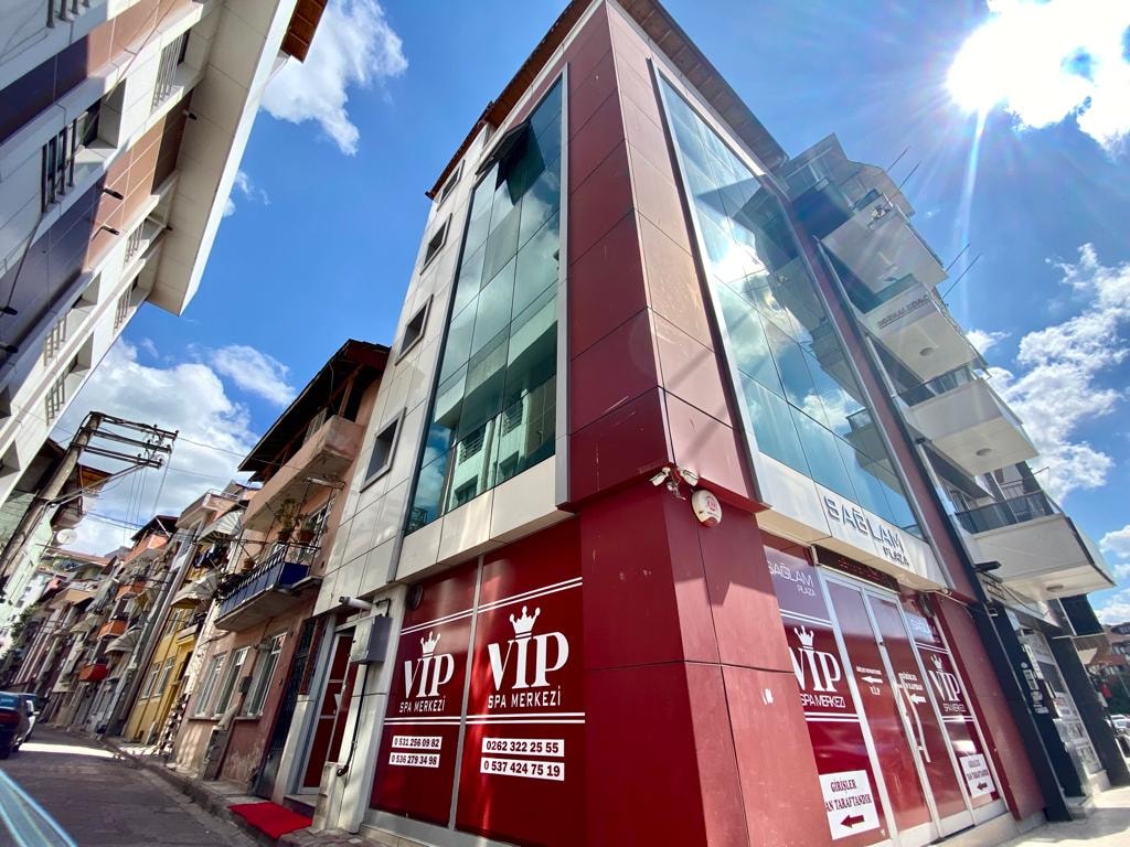 İzmit'in Kalbinde Merkezde Komple Satılık 5 Katlı Ticari Bina